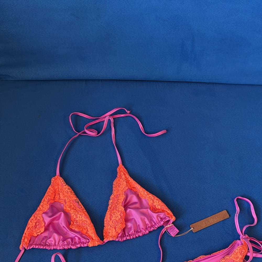 SKIMS LACE BIKINI TOP ONLY!!